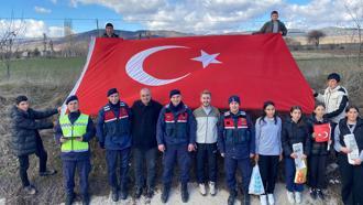 Öğrenciler ve jandarmadan bayrak etkinliği