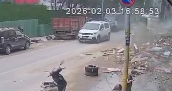 İstanbul- Sultangazi'de yıkımı süren binadan yere düşen beton parça savrularak araca çarptı