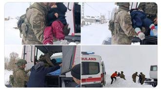 Kars'ta hasta çocuklar, paletli araçla sağlık ekiplerine ulaştırıldı