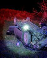 Otomobil şarampole devrildi: 2 yaralı