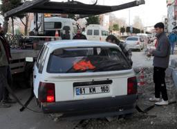 Önündeki araca çarpmamak için sürücüsünün ani manevra yaptığı otomobil yan yattı