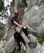 Kayalıkta mahsur kalan keçi ve kuzusunu itfaiye kurtardı