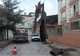 Çatıdan kopan yalıtım malzemesi tellerin üzerine düştü