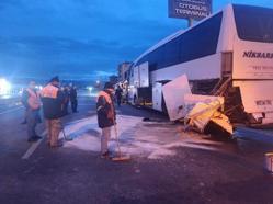 Yolcu otobüsüne çarpan hafif ticari aracın sürücüsü ağır yaralandı