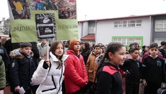 Kahramanmaraş depremlerinde ölenler için okullarda saygı duruşu