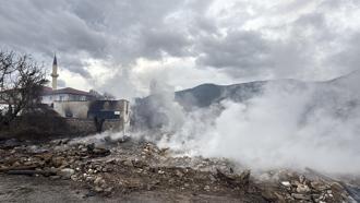 Karabük'te 4 ev, ahır ve traktör yandı, 2 büyükbaş öldü