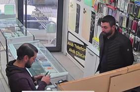 Tamire getirilen cep telefonunun bataryası patlayıp alev aldı