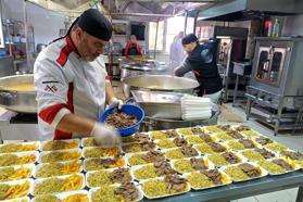 Depremde hayatını kaybedenler için 450 aileye yemek dağıtıldı