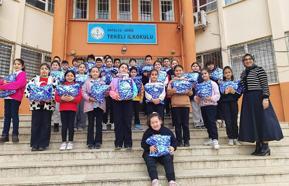 Öğrencilerden depremzede çocuklara hediye