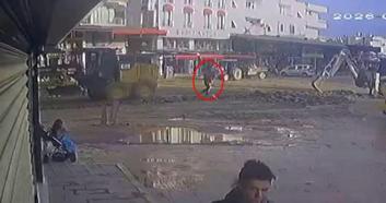 Dozerin belediye çalışanına çarptığı kaza kamerada