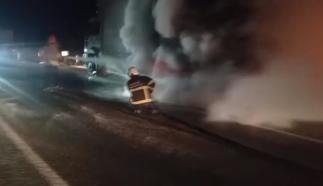 Mardin'de kamyonet alev alev yandı