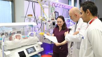İç organları göğüs kafesinde doğan bebek, ameliyatla sağlığına kavuştu