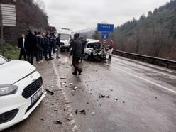 Hafif ticari araç ile otomobil çarpıştı: 5 yaralı