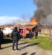 Tek katlı evin çatısında çıkan yangın söndürüldü