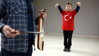 Cumhurbaşkanı Erdoğan ve eşinin horonunu ilgiyle izlediği Talha: Çok mutluyum