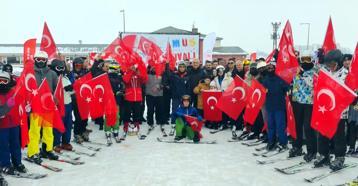 Kar Festivali'nde kızak, kayak ve şambrellerle kaydılar
