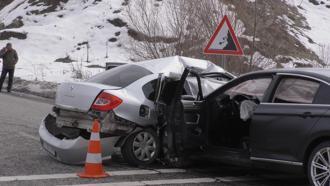 Bingöl'de otomobiller çarpıştı: 1 ölü, 5 yaralı