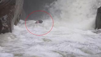 Dağcılar, yağışlar sonrası su seviyesi yükselen dereden geçerken zor anlar yaşadı