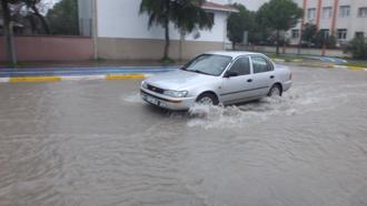 Burhaniye'de sağanak nedeniyle yollar göle döndü, tarım arazilerini su bastı