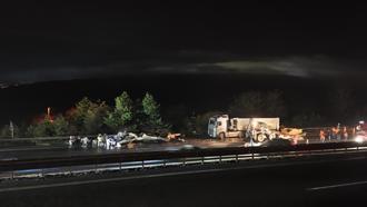 Otoyolda kamyon ile TIR’ın çarpıştığı kaza nedeniyle ulaşım aksadı: 1 yaralı