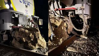 Savaştepe'de yolcu treninin lokomotifi, düşen kaya nedeniyle raydan çıktı