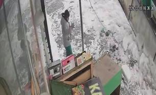 Çatıdan düşen kar kütlesinden saniyeler ile kurtuldu