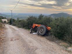 Çukura girip devrilen traktörün sürücüsü öldü