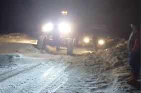 Tipi nedeniyle yolda mahsur kalan 30 kişi kurtarıldı; okullara 1 gün ara verildi