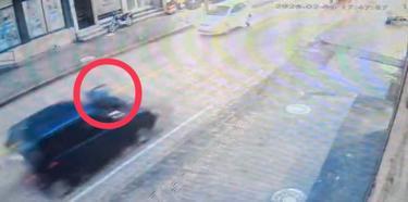 Yolun karşısına geçerken otomobilin çarptığı yaya öldü, kaza kamerada