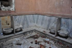 Manisa'da 6 asırlık hamamın tavanında çökme, duvarlarında yıkılma