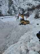 Van'da çığın kapattığı mezra yolunda zorlu mücadele