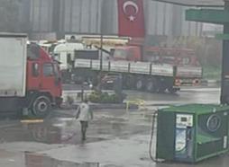 Otomobil, akaryakıt istasyonundan dönüş yapan TIR'a çarptı; kaza kamerada