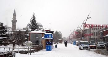 Kar kalınlığının 50 santimetreye ulaştığı Erzurum’da 419 mahallenin yolu kapandı