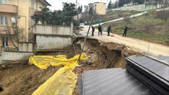 Kocaeli’de toprak kayması; binanın bahçe duvarı ve sokaktaki yolun bir bölümü çöktü