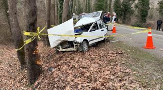 Otomobil ağaca çarptı: 1 ölü, 2 yaralı