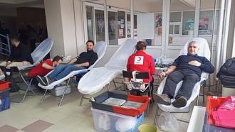 Aydın'da polislerden Kızılay'a destek