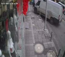 Freni boşalan minibüs, yolcu minibüsü ve yayaya ardından da mağaza duvarına çarptı; 2 yaralı