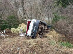 Kastamonu'da saman yüklü kamyon devrildi: 2 yaralı