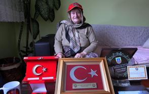 İlmek ilmek vatan sevgisi; TSK'dan 'Hamide anne'ye vefa plaketi