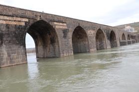 Barajlardan kontrollü tahliye sonrası Dicle Nehri’nin su seviyesi yükseldi