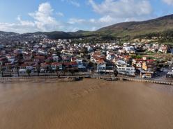 İzmir Foça'da sağanak; dereler taştı, denizin rengi değişti