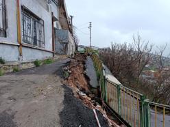 Asfalt yol, sağanak sonrası çöktü