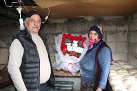 Yarım asırlık eşe tandırda ekmek pişirirken Sevgililer Günü sürprizi