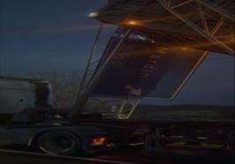 Mardin’de damperi açık unutulan TIR, bilgilendirme tabelasını devirdi