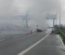 Otoyolda gişelere çarpıp alev alan otomobilin sürücüsü öldü