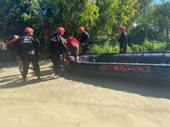 Sağanakta su basan seranın çatısında mahsur kalan 2 kişi botla kurtarıldı