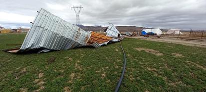 Develi’de kuvvetli rüzgar, ahırın çatısını uçurdu
