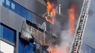 Kocaeli'de 7 katlı iş merkezinde yangın