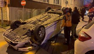 İstanbul - Üsküdar'da park halindeki 3 araca çarpan otomobil, takla attı: 1 yaralı