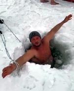 Çıldır Gölü’nün buz gibi suyuna daldılar